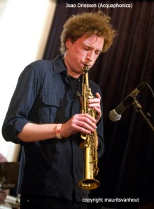 Saxofonist Joao Driessen overtuigde in zijn rol bij Acquaphonica.
