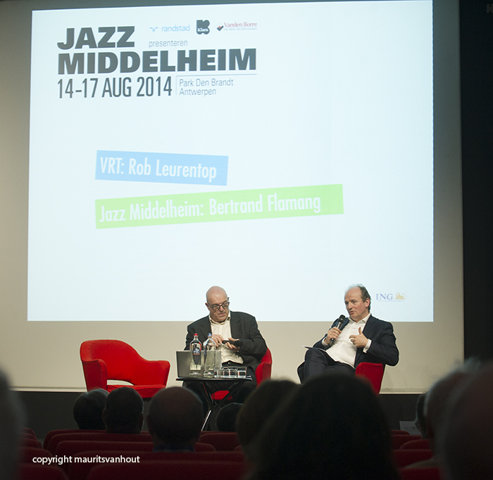 Festival directeur Bertrand Flamang (r) werd ondervraagd door Rob Leurentop van de VRT.