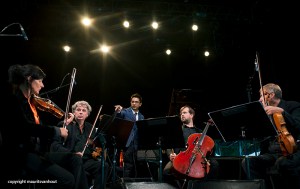 Vijay Iyer geeft instructies aan het Hermès Ensemble tijdens de soundcheck.