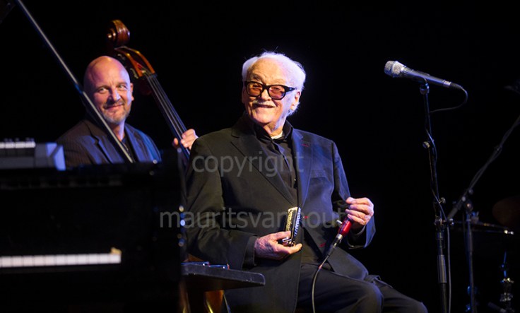 Toots Thielemans tijdens zijn optreden op Jazz Middelheim 2013. Altijd in contact met de mensen, altijd humorvol. 