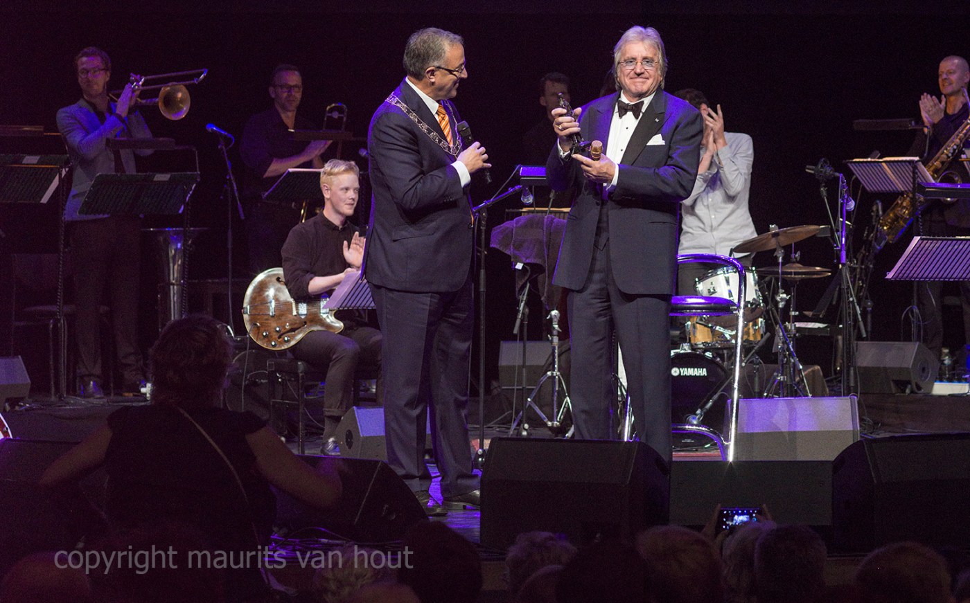een geëmotioneerde Lee Towers heeft zojuist de oeuvreprijs in ontvangst genomen.